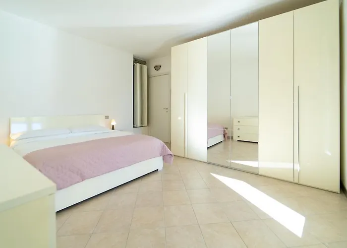 Lakefront With Breathtaking Views * Moltrasio