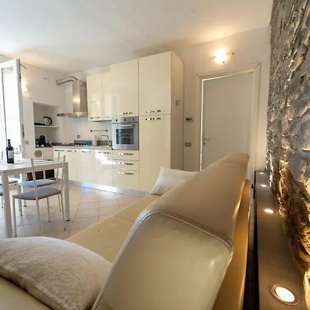 Lakefront With Breathtaking Views *