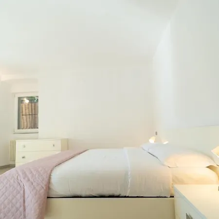 Lakefront With Breathtaking Views *