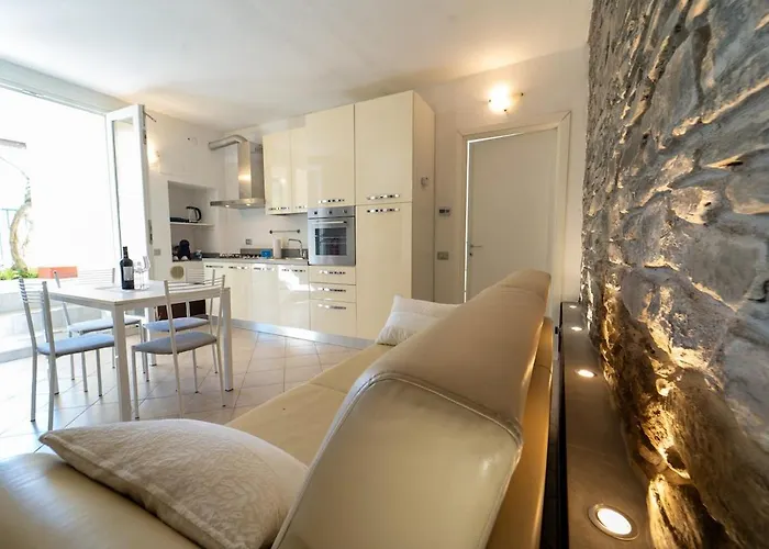 Lakefront With Breathtaking Views *