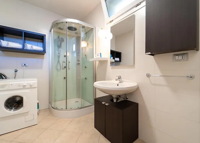 Lakefront With Breathtaking Views *