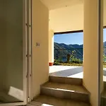 Lakefront With Breathtaking Views 아파트 *